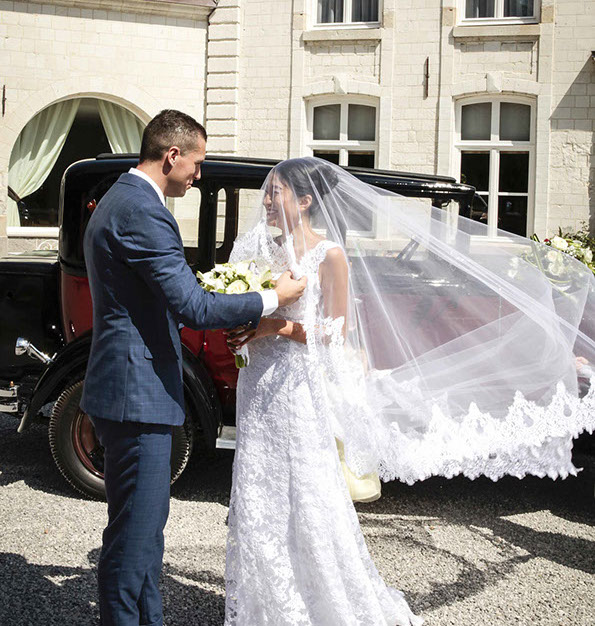 Les maries sont de face et aurelien offre le bouquet à Krystal