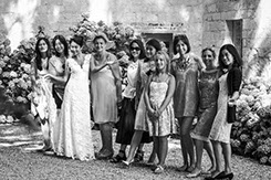 La mariée pose avec un groupe de femmes de sa famille