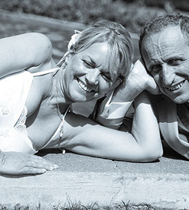 TETE A TETE ALLONGES SUR LE BORD DU BASSIN