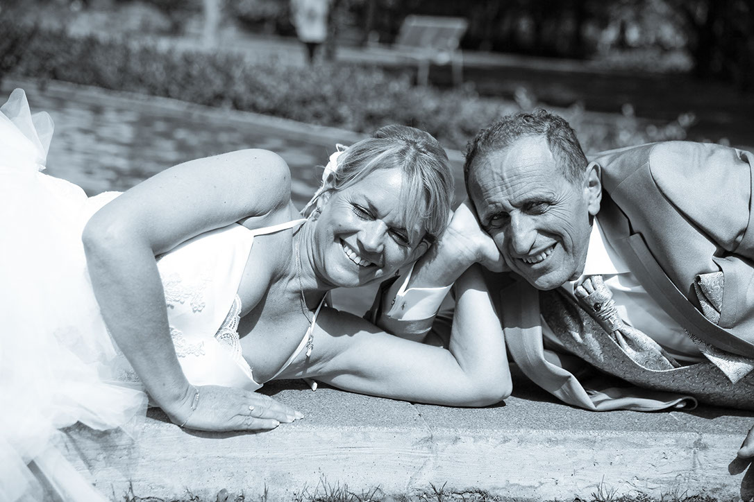 TETE A TETE ALLONGES SUR LE BORD DU BASSIN