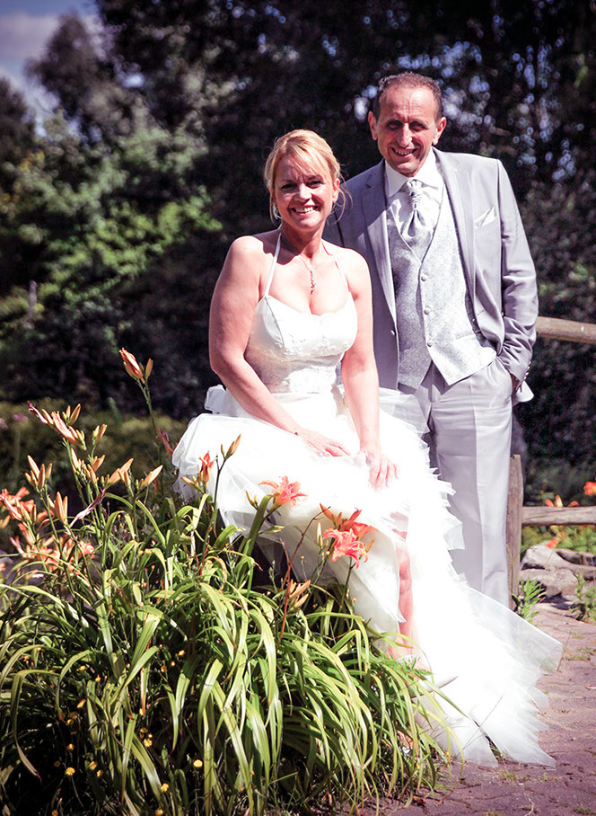 PHOTO CARREE AVEC COUPLE LA MARIEE EST ASSISE ET LE MARIE EST DEBOUT A DROITE