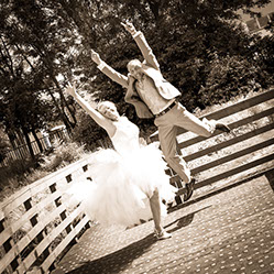COUPLE QUI SAUTE EN L'AIR ? EN SEPIA