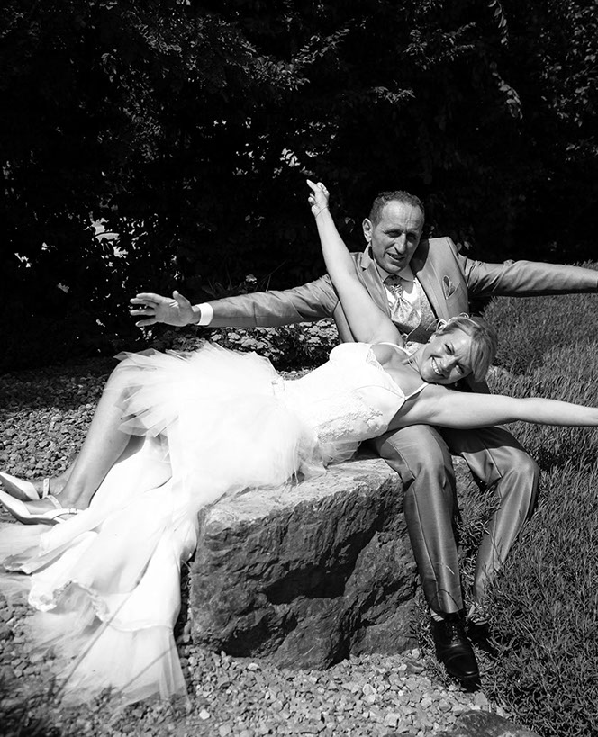 MARIEE ALLONGEE SUR LE MARIE ASSIS SUR UN GROS BLOC DE BETON