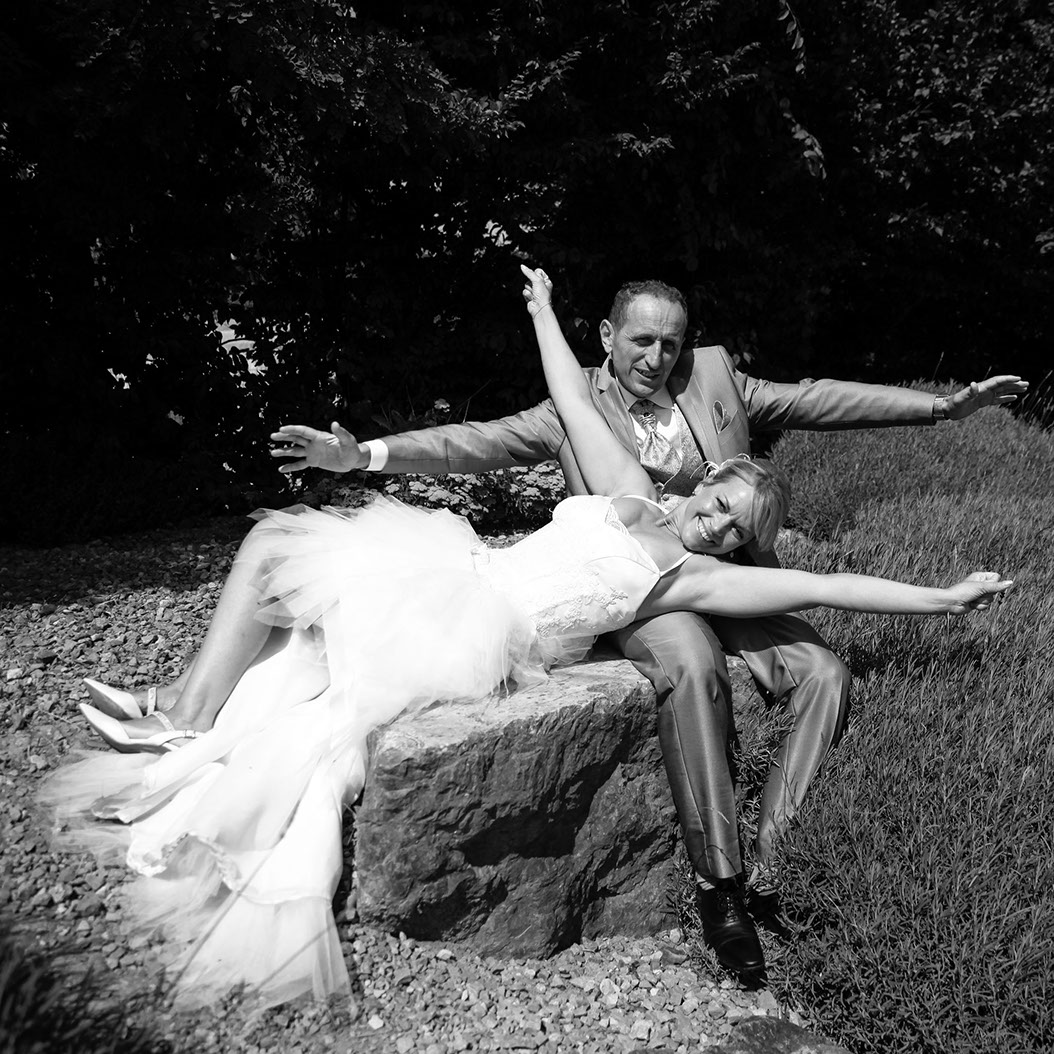 MARIEE ALLONGEE SUR LE MARIE ASSIS SUR UN GROS BLOC DE BETON