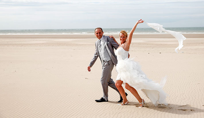 MARIES AVANCANT FACE AU VENT SUR LA PLAGE , VOILE AU VENT