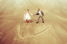 COUPLE MAIN DANS LE MAIN A L'INTERIEUR D4UN GRAND COEUR SUR LA PLAGE DE BLERIOT PLAGE