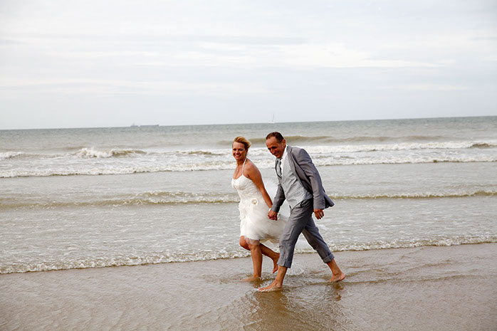 MARIE MAIN LA MAIN MARCHANT DANS L'EAU SUR LA PLAGE