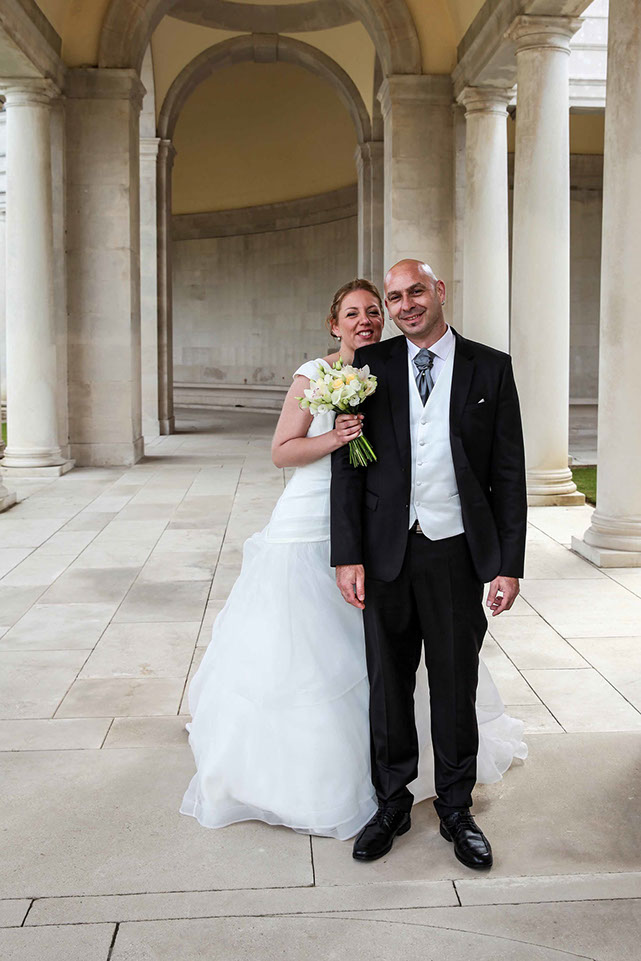 COUPLE DE MARIES DEBOUT FACE A L'OBJECTIF DANS UN MAUSAULE