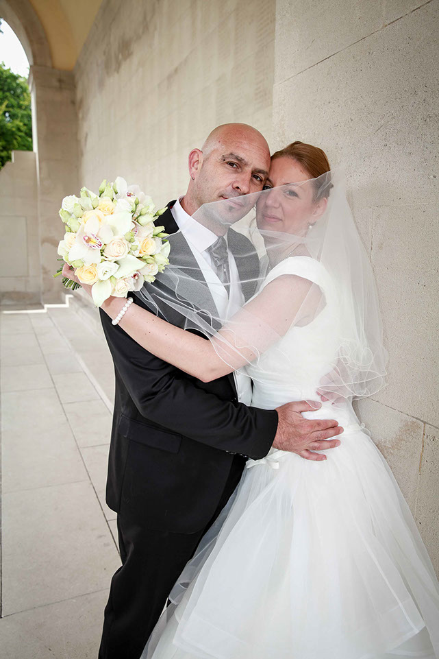 COUPLE DE 3/4 ADOSSES SUR UN MUR EN TETE A TETE