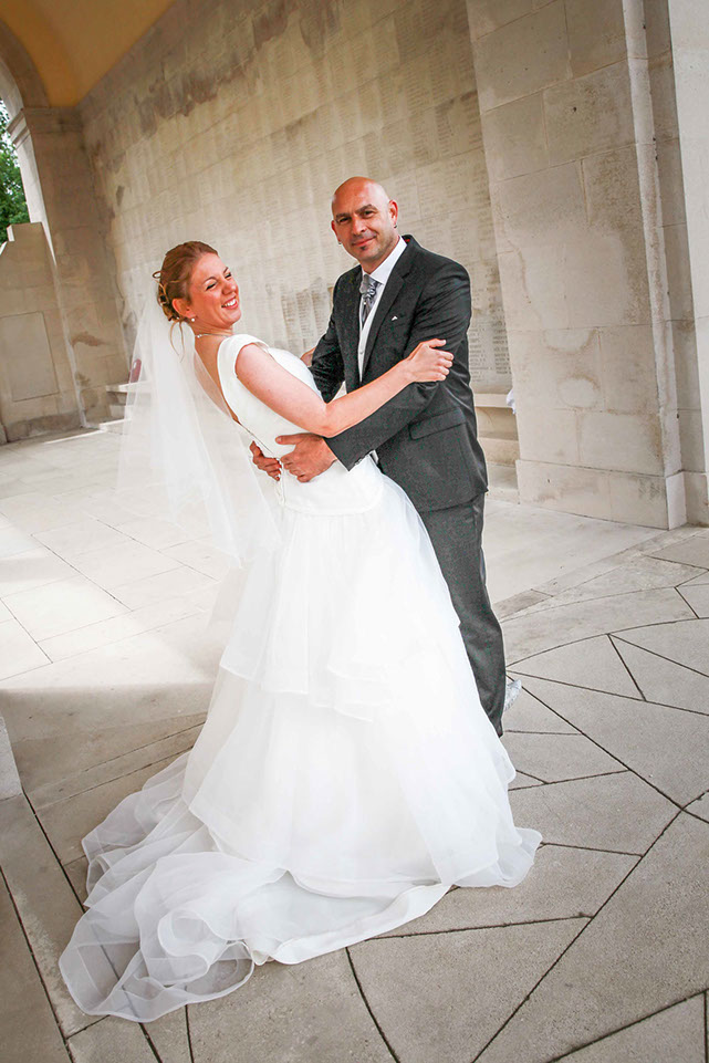 COUPLE EN DECALE SOUS UNE ARCHE