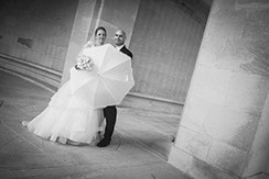 PHOTO INCLINEE EN NOIR ET BLANC MARIES AVEC PARAPLUIE DEVELOPPE